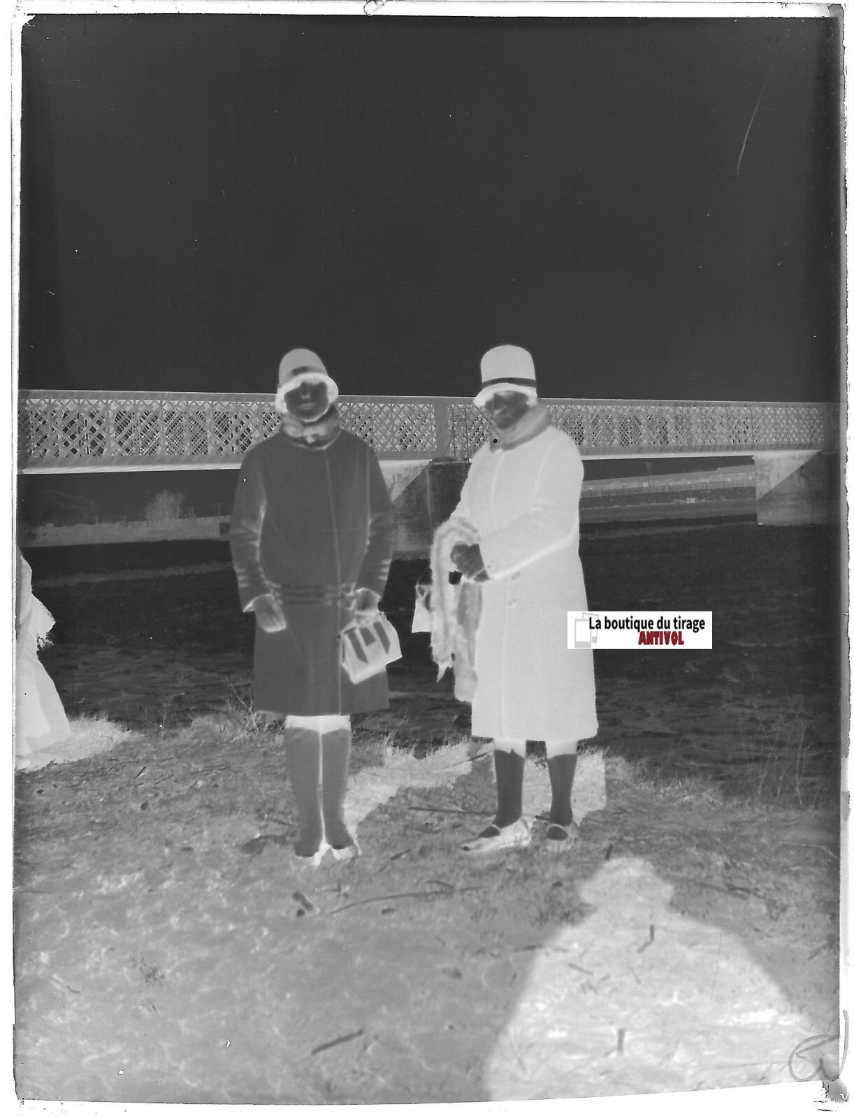 Pont, femmes, Arles, Plaque verre photo ancienne, négatif noir & blanc 9x12 cm