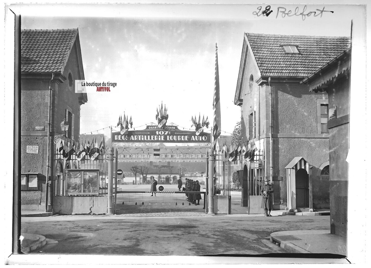 Plaque verre photo ancienne positif noir & blanc 13x18 cm Belfort caserne soldat