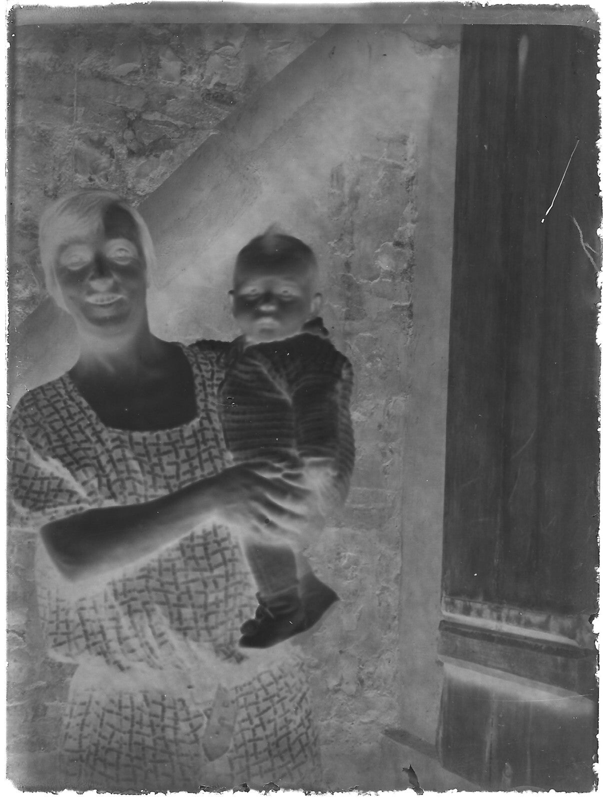 Plaque verre photo ancienne négatif noir et blanc 9x12 cm maman enfant vintage