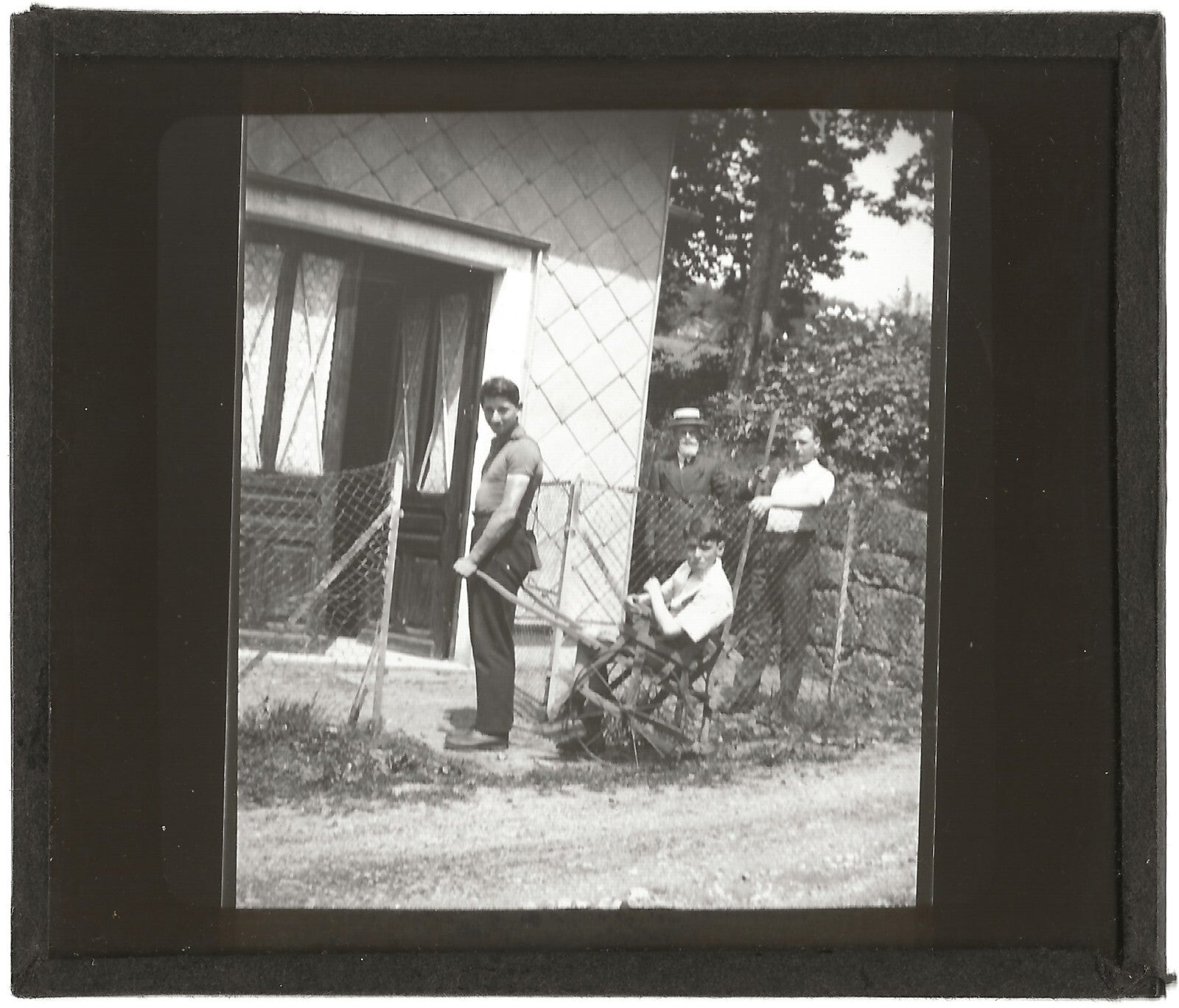 Maison de campagne, personnages, photo plaque de verre, positif 8,5x10 cm