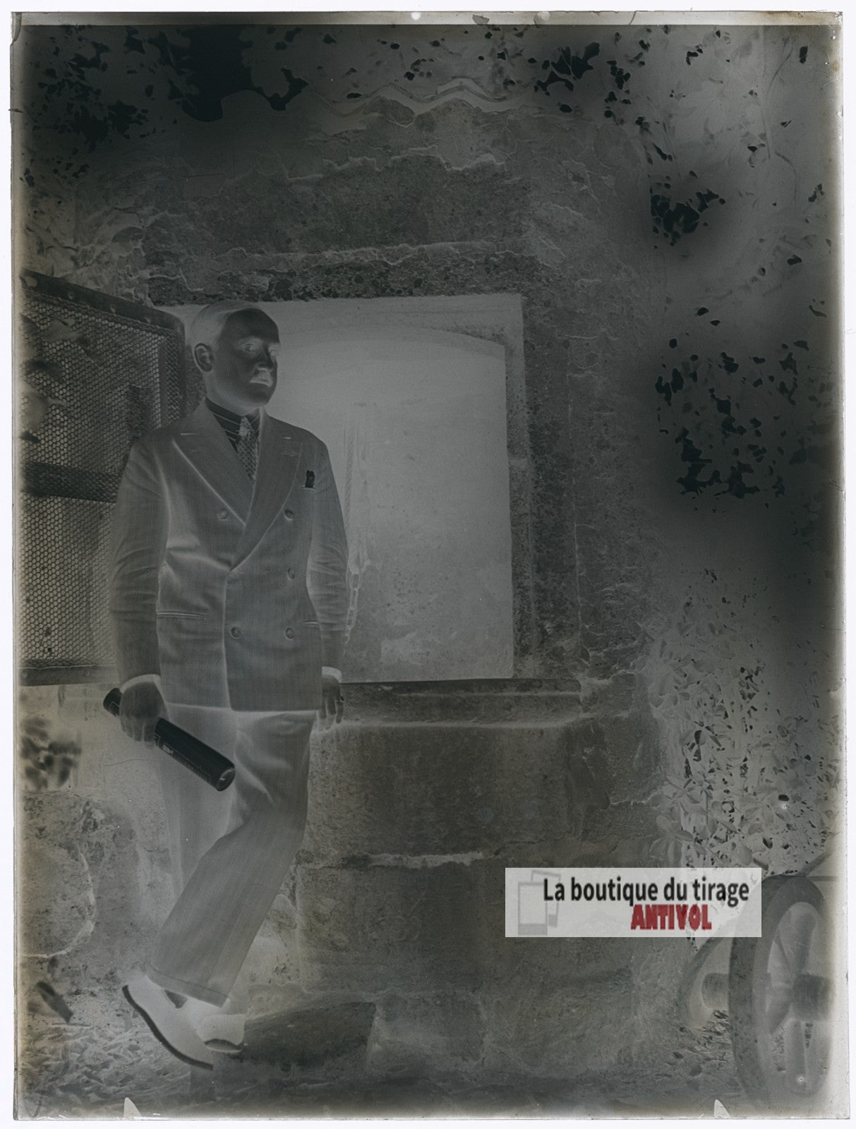 Portrait d’homme près d’un puits, plaque verre photo ancienne, négatif 9x12 cm