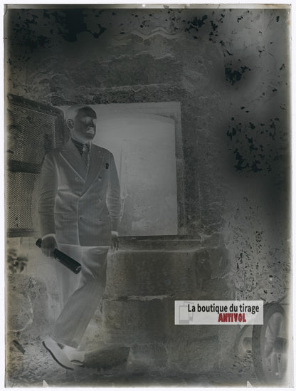 Portrait d’homme près d’un puits, plaque verre photo ancienne, négatif 9x12 cm