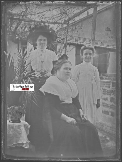 Personnages, filles, Plaque verre photo ancienne, négatif noir & blanc 9x12 cm