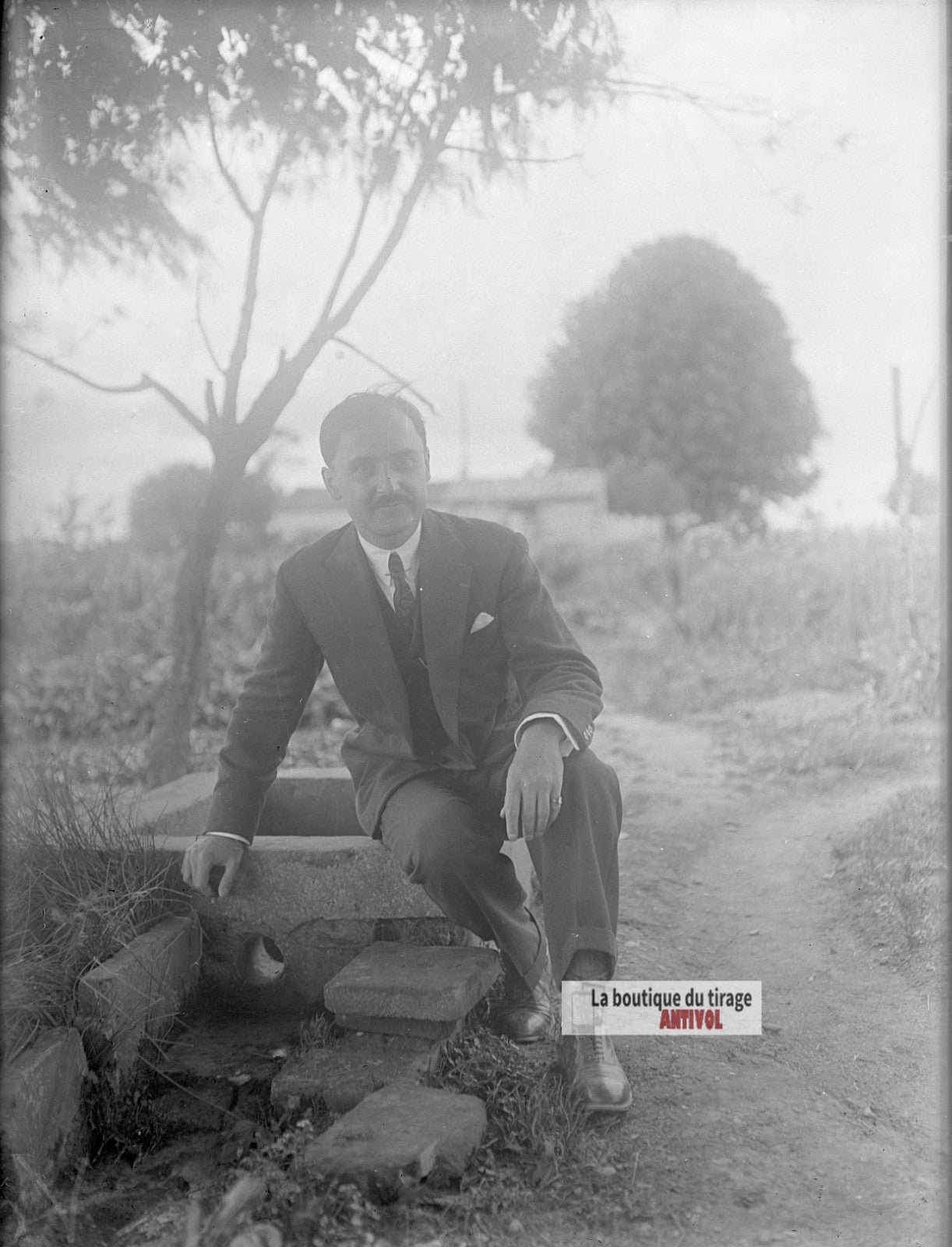 Homme assis près d’un réservoir, plaque verre photo ancienne, négatif 9x12 cm