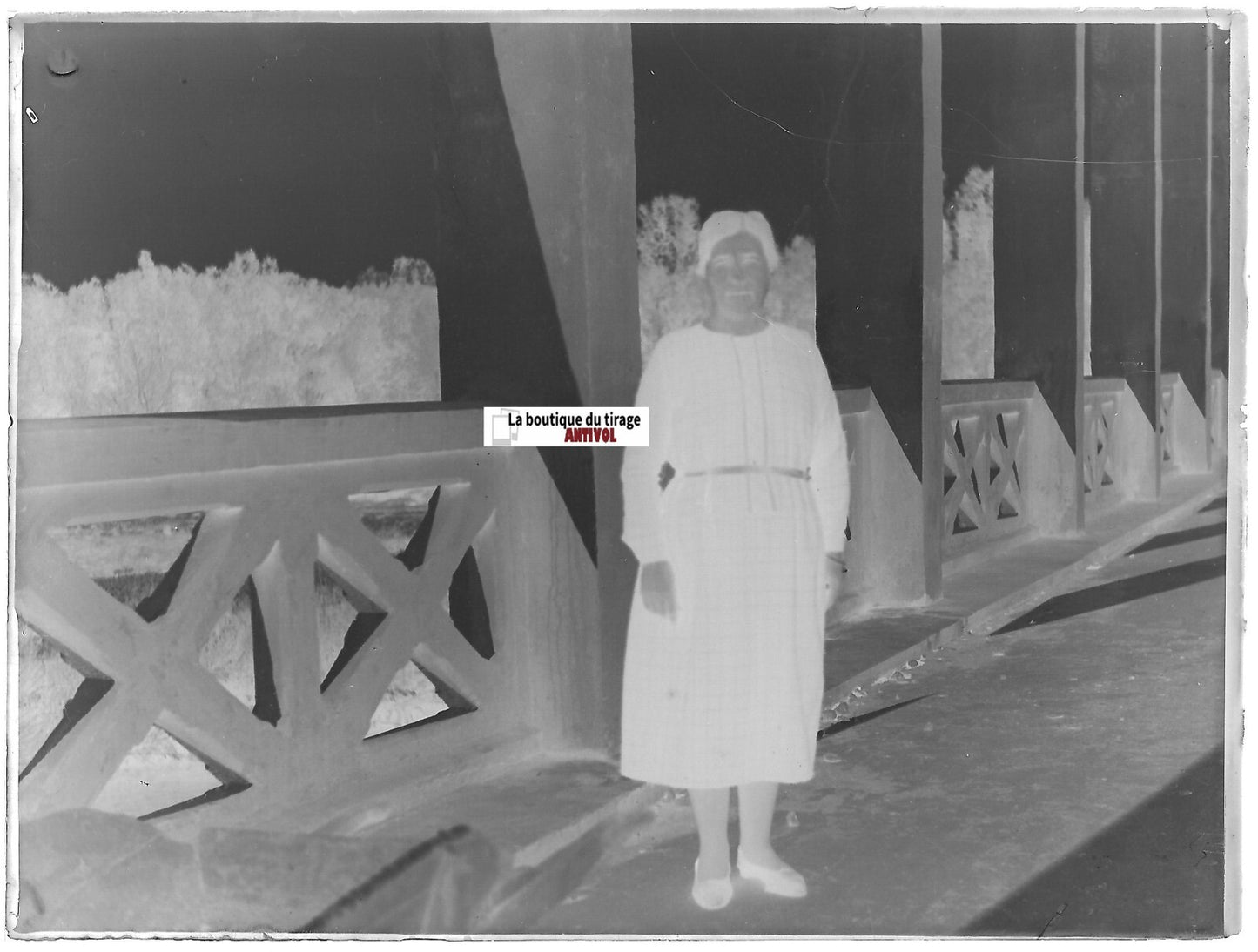 Pont, femme, Plaque verre photo ancienne, négatif noir & blanc 9x12 cm