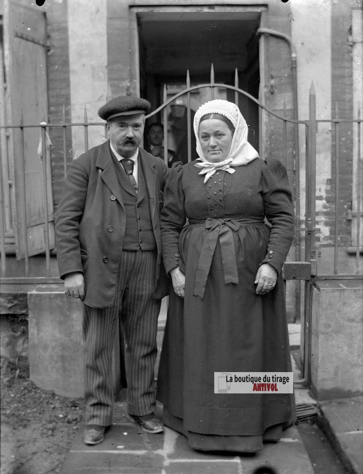 Couple en costume traditionnel, plaque verre photo ancienne, négatif 9x12 cm