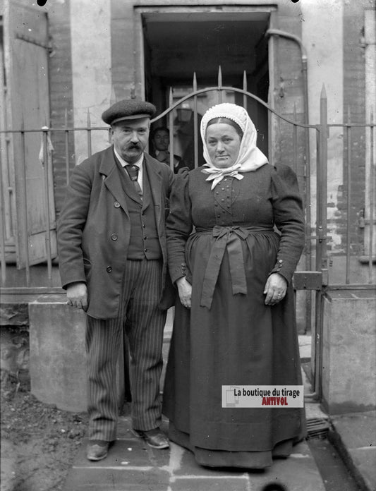 Couple en costume traditionnel, plaque verre photo ancienne, négatif 9x12 cm