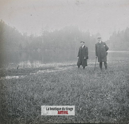 Promenade au bord d’un étang, plaque verre stéréo, photo ancienne 4,5x10,7 cm