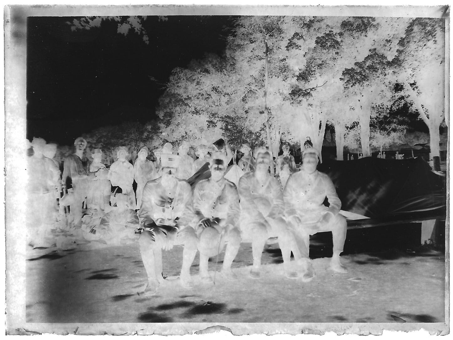 Plaque verre photo ancienne noir et blanc négatif 9x12 cm soldats hommes groupe