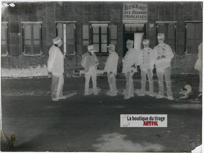 Agents des douanes françaises, plaque verre photo ancienne, négatif 9x12 cm