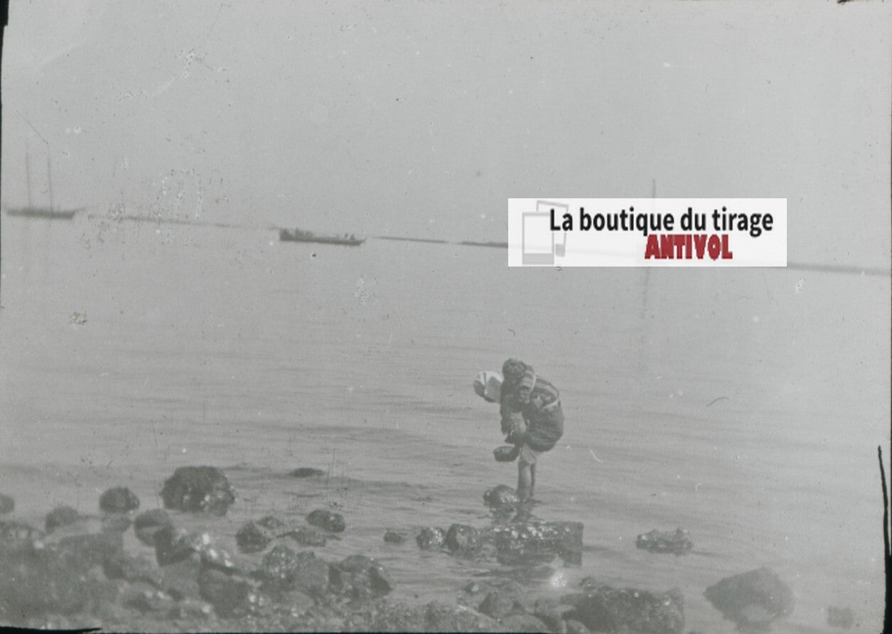 Personnages, mer, Japon, photo plaque verre, noir & blanc, positif 8,5x10 cm