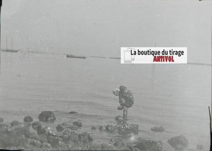 Personnages, mer, Japon, photo plaque verre, noir & blanc, positif 8,5x10 cm