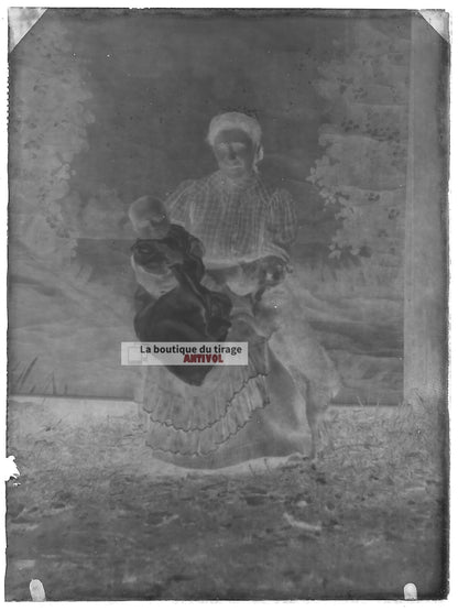 Plaque verre photo ancienne négatif noir et blanc 9x12 cm femme bébé chien 