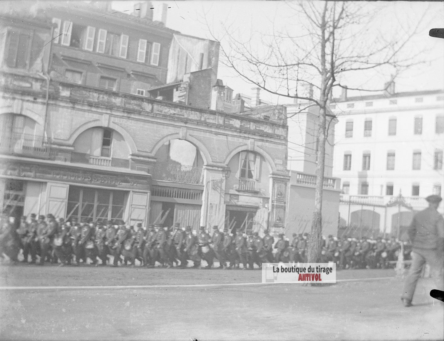 Défilé militaire en ville, soldats, plaque verre photo ancienne, négatif 9x12 cm