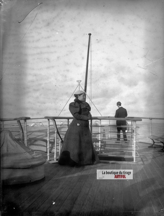 Bateau en mer, femme, Algérie, plaque verre photo ancienne, négatif 9x12 cm