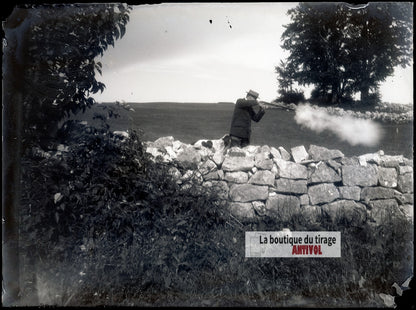 Chasseur derrière un muret, chien, plaque verre photo ancienne, négatif 9x12 cm