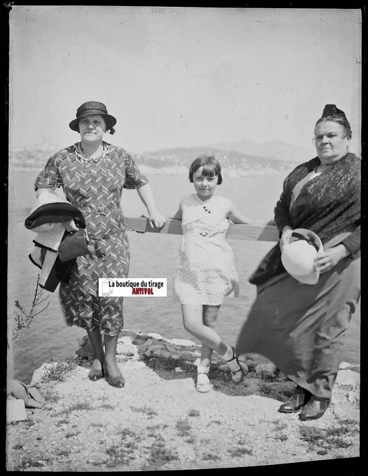 Petite fille, mer, Plaque verre photo ancienne, négatif noir & blanc 9x12 cm