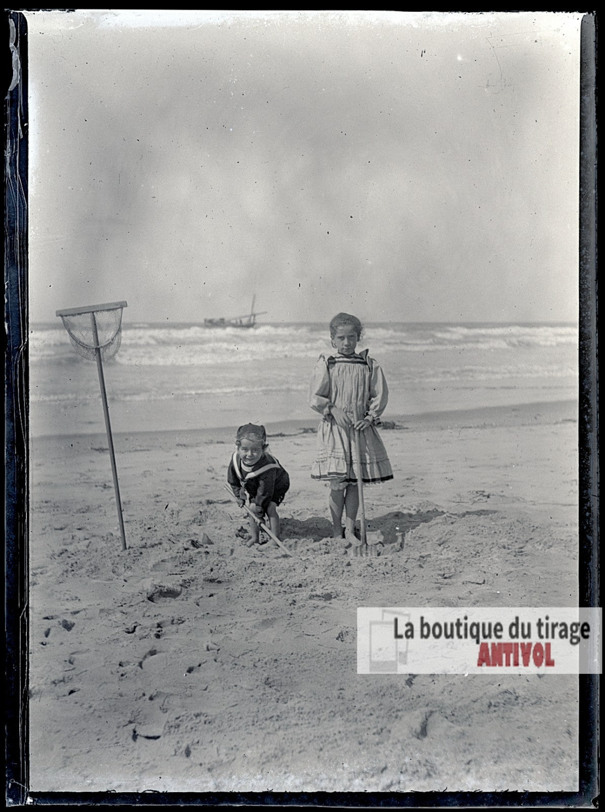 Deux enfants, bateau, Berck-Plage, plaque verre photo ancienne, négatif 9x12 cm