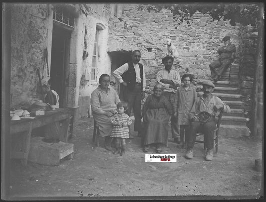 Famille, village, Plaque verre photo ancienne, négatif noir & blanc 9x12 cm