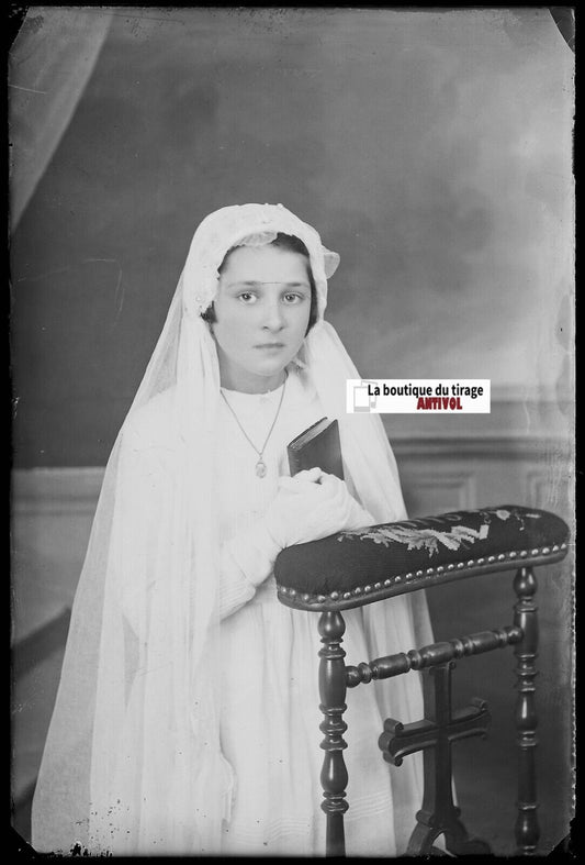 Communion, fille, Plaque verre photo ancienne, négatif noir & blanc 10x15 cm