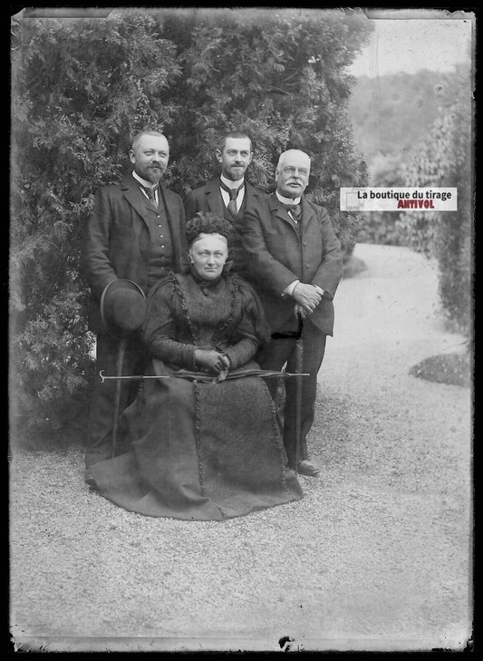 Plaque verre photo ancienne négatif noir et blanc 13x18 cm famille jardin France