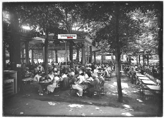 Plaque verre photo ancienne positif noir et blanc 13x18 cm Vichy parc buvette