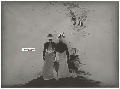 Famille, promenade, Plaque verre photo ancienne, négatif noir & blanc 9x12 cm