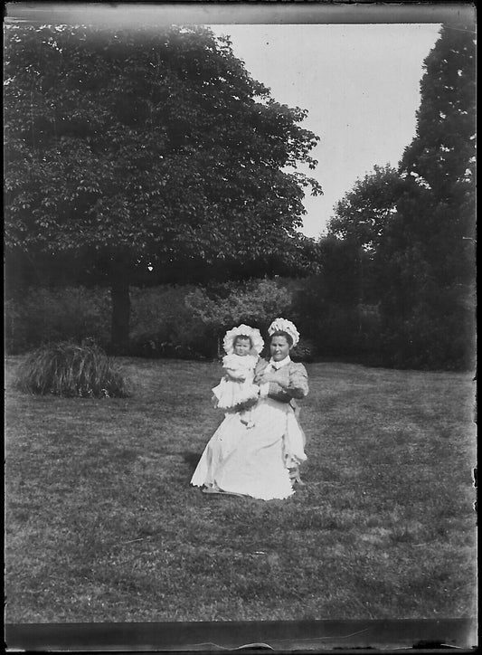 Plaque verre photo ancienne négatif noir et blanc 6x9 cm enfant femme robe - La Boutique Du Tirage 