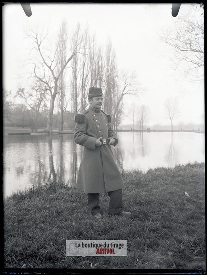 Officier français, soldat, étang, plaque verre, photo ancienne, négatif 9x12 cm