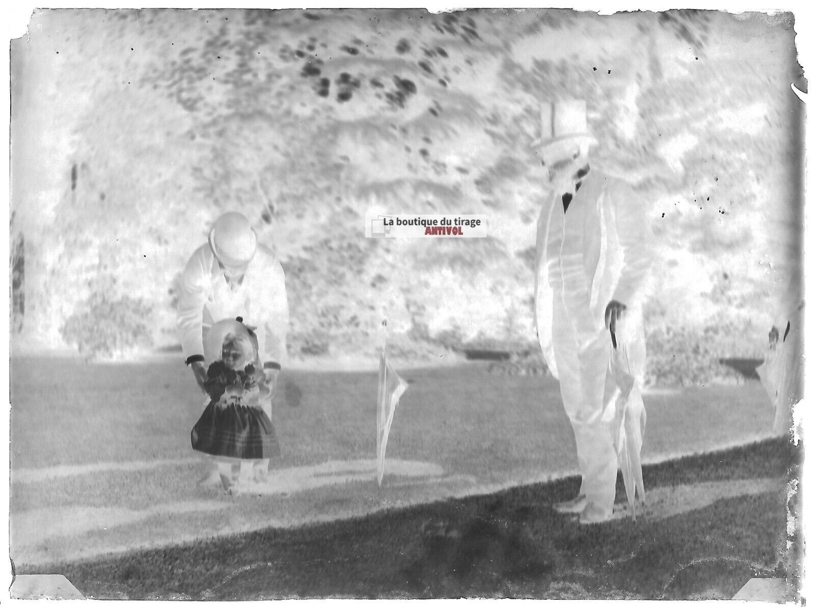 Plaque verre photo ancienne négatif noir et blanc 9x12 cm famille jardin France