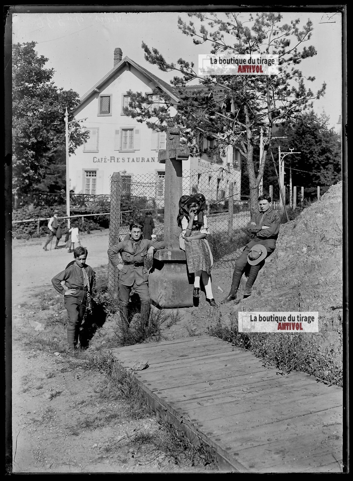 Plaque de verre, photo ancienne négatif noir et blanc 13x18 cm Trois-Epis scouts