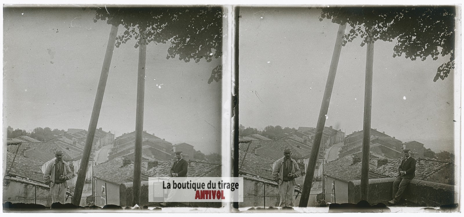 Deux hommes dans un village, plaque verre photo ancienne stéréo 6x13 cm