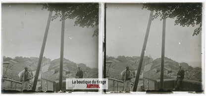 Deux hommes dans un village, plaque verre photo ancienne stéréo 6x13 cm