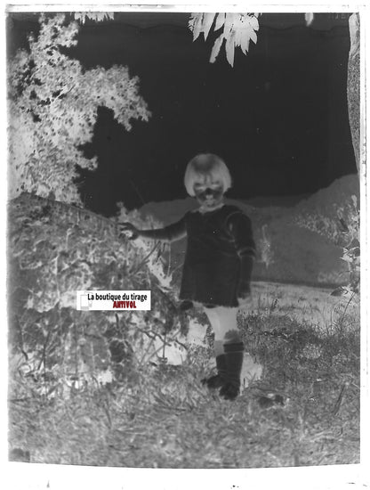 Petite fille, France, Plaque verre photo ancienne, négatif noir & blanc 9x12 cm