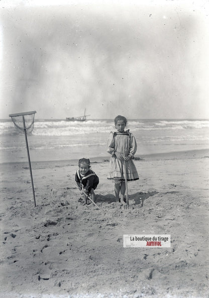 Deux enfants, bateau, Berck-Plage, plaque verre photo ancienne, négatif 9x12 cm