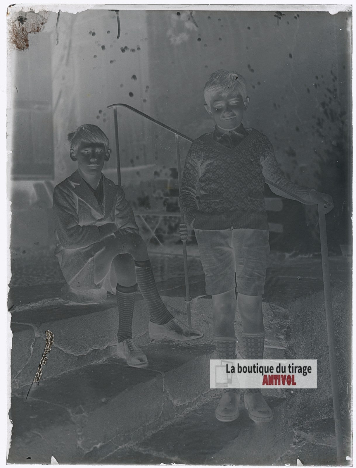 Deux jeunes garçons, escalier, plaque verre photo ancienne, négatif 9x12 cm