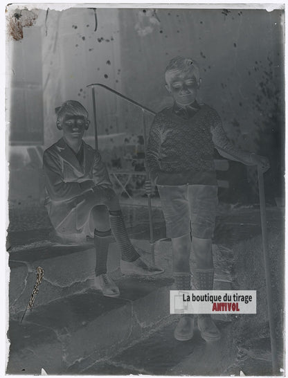 Deux jeunes garçons, escalier, plaque verre photo ancienne, négatif 9x12 cm