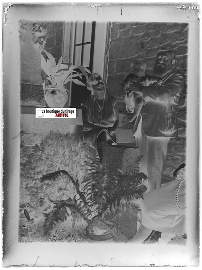 Famille, maison, plaque verre photo ancienne, négatif noir & blanc 9x12 cm