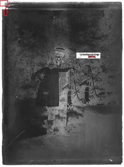 Homme, femme, curiosité, Plaque verre photo, négatif noir & blanc 6x9 cm