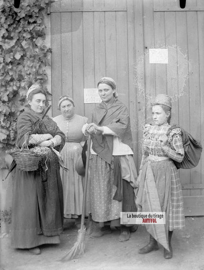 Femmes en costume régional, plaque verre photo ancienne, négatif 9x12 cm