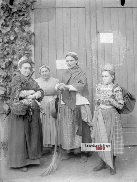 Femmes en costume régional, plaque verre photo ancienne, négatif 9x12 cm
