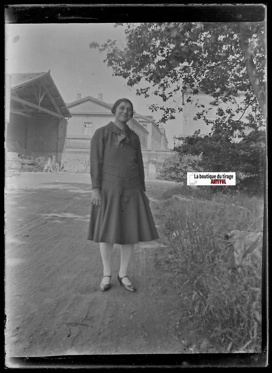 Femme, robe, France, Plaque verre photo ancienne, négatif noir & blanc 6x9 cm