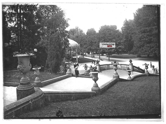 Plaque verre photo ancienne positif noir et blanc 13x18 cm Vittel femme robe