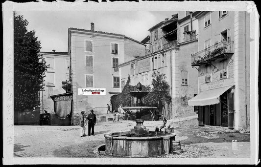 Plaque verre photo ancienne, négatif noir & blanc 9x14 cm, Puget-Théniers, place