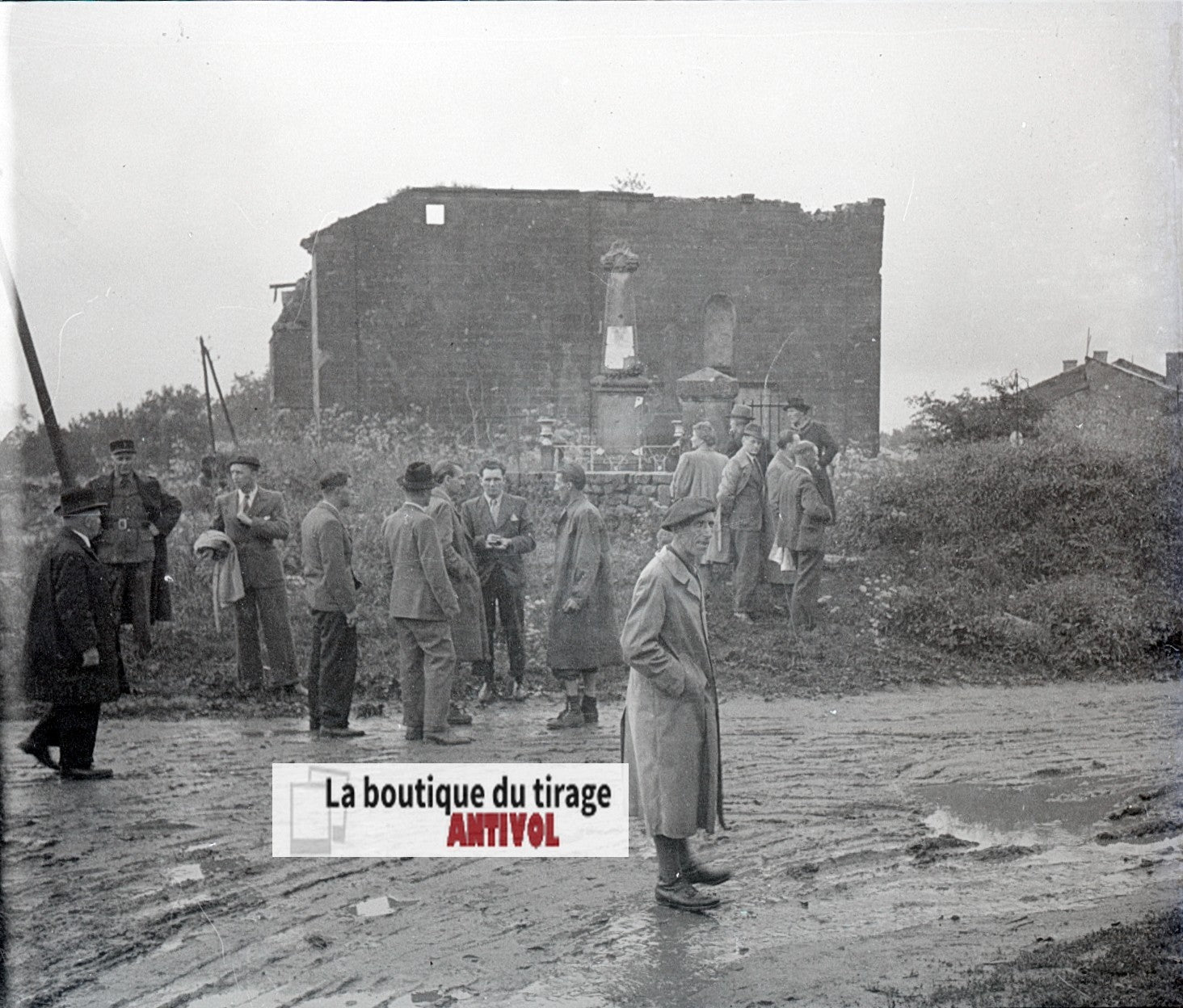 Ruines d’église, hommes, plaque verre, photo ancienne, négatif N&B 6x13 cm