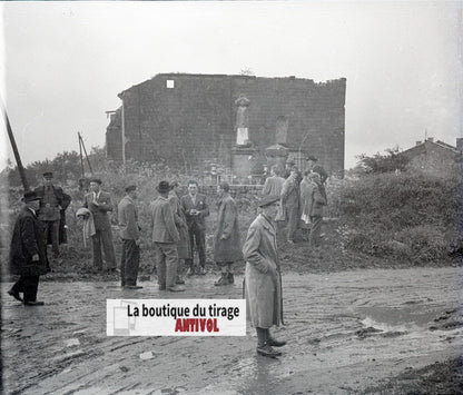 Ruines d’église, hommes, plaque verre, photo ancienne, négatif N&B 6x13 cm