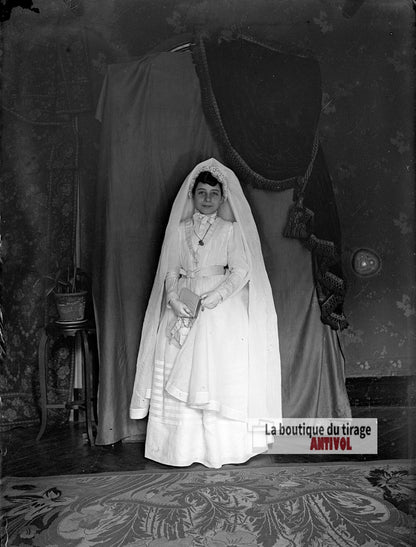 Fille en tenue, première communion, plaque verre photo ancienne, négatif 9x12 cm