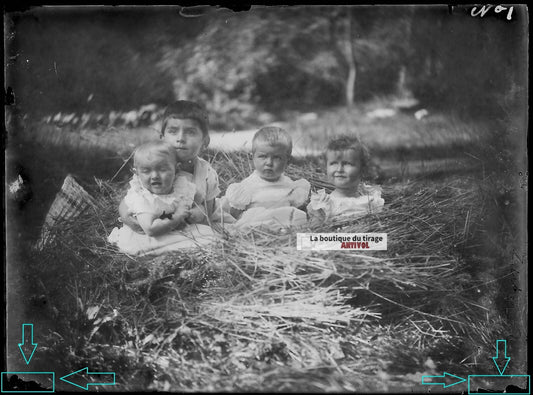Plaque verre photo ancienne négatif noir et blanc 9x12 cm groupe enfants jardin