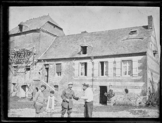 Plaque verre photo ancienne noir et blanc négatif 9x12 cm soldat village vintage