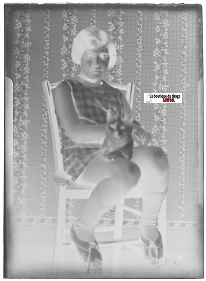 Petite fille chat, Plaque verre photo ancienne, négatif noir & blanc 6x9 cm